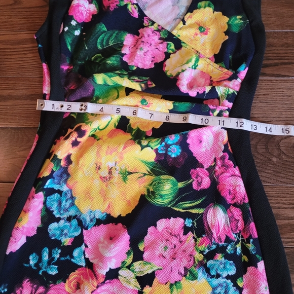 NWT Colourful Summer Dress, Rouched middle, V-cut hem. - Picture 8 of 10